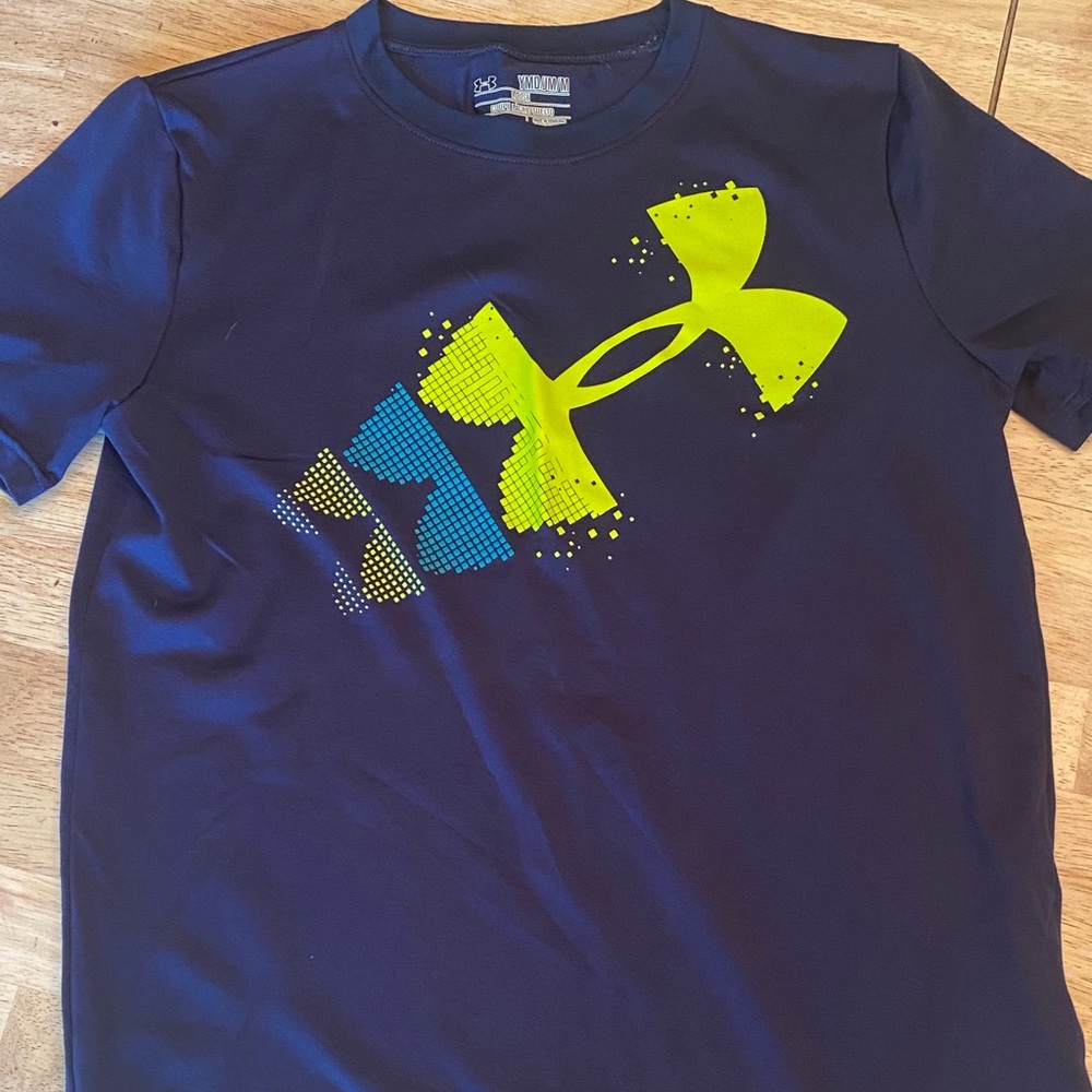 Boys Short sleeve sz M Under Armour athletic shirt